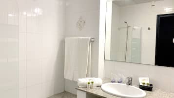 Tweepersoonskamer, balkon | Badkamer | Gratis toiletartikelen, een haardroger, een bidet, handdoeken