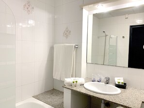 Double Room, Balcony | Bathroom | Free toiletries, hair dryer, bidet, towels
