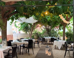 Breakfast, lunch, dinner served; Mediterranean cuisine  - Hotel Llansola (Sant Carles de la Rapita)