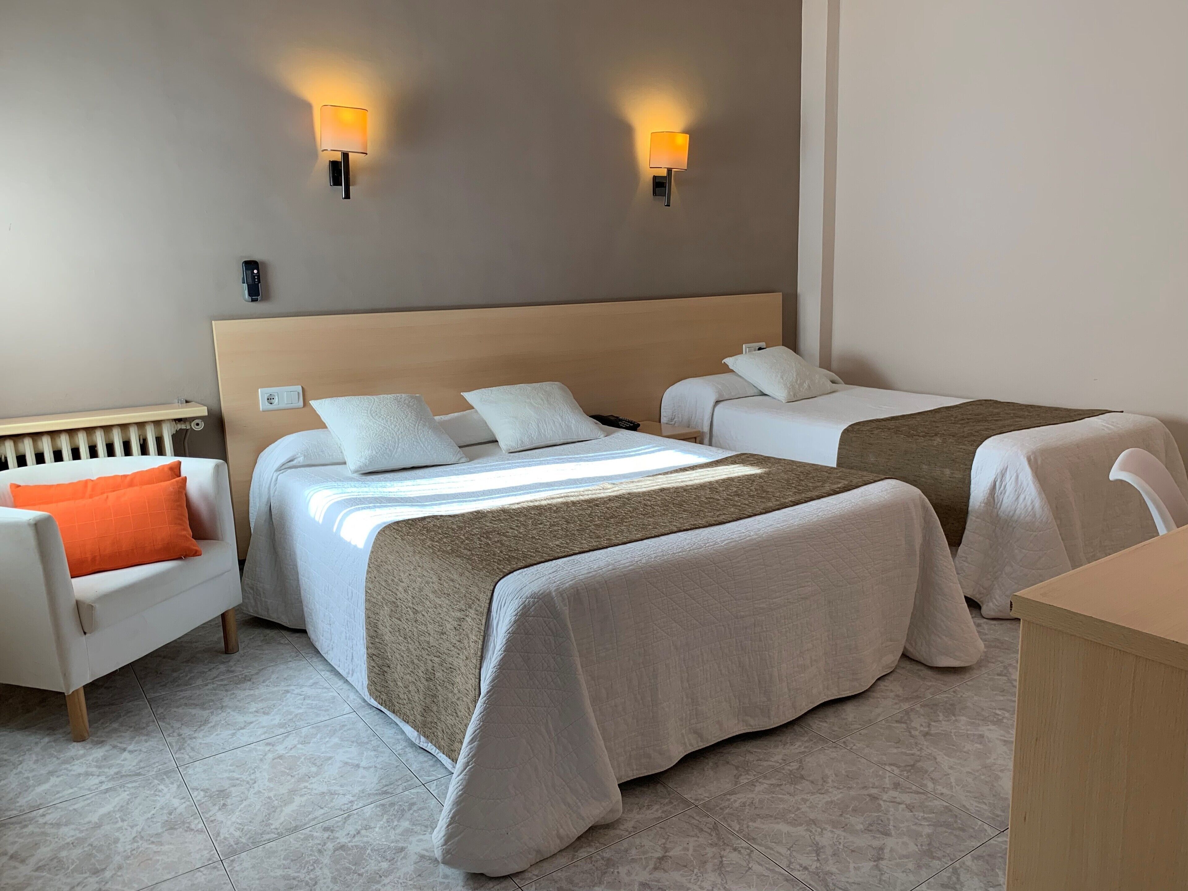 Escritorio, cortinas blackout, wifi gratis y ropa de cama 