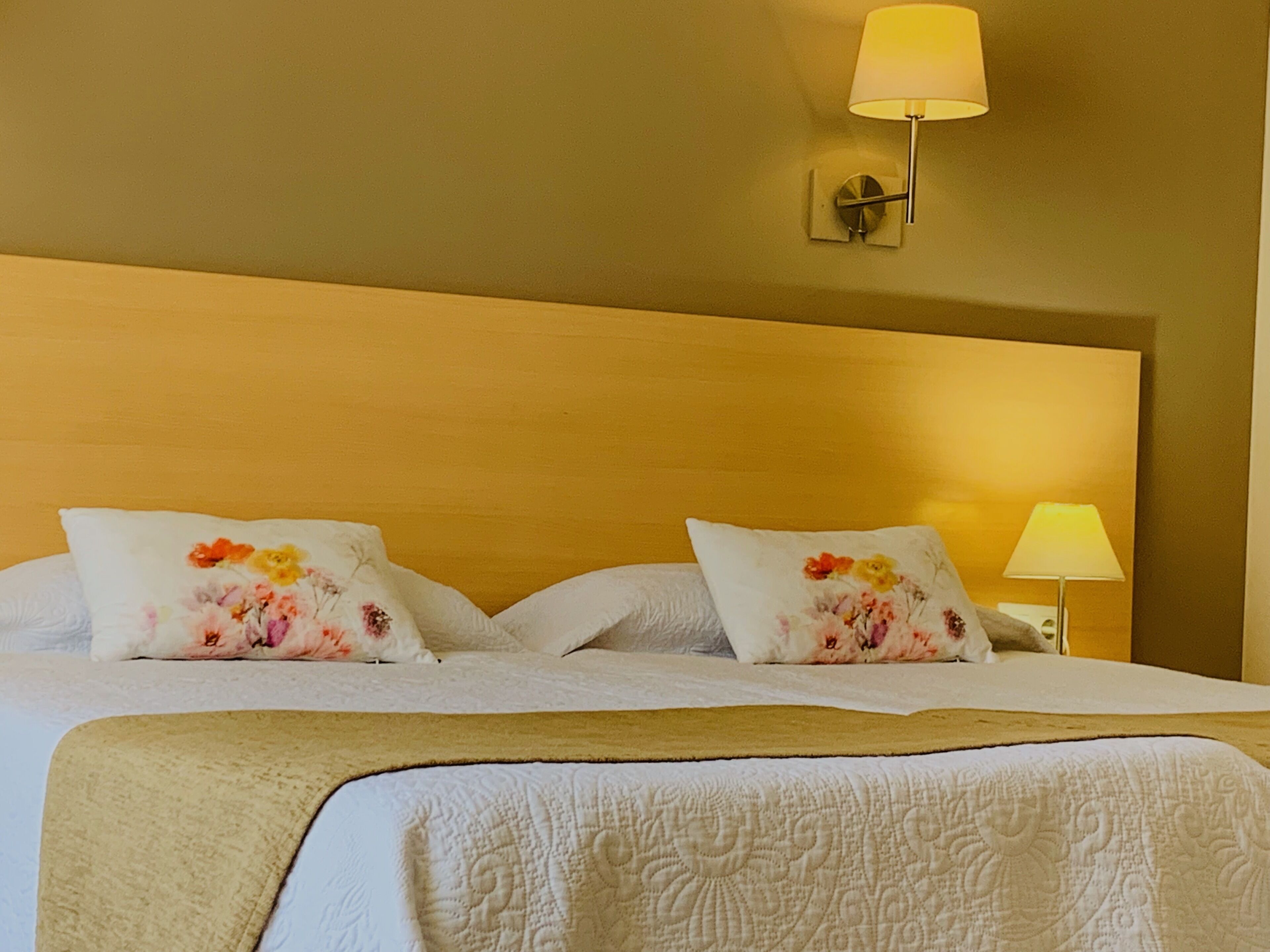 Escritorio, cortinas blackout, wifi gratis y ropa de cama 