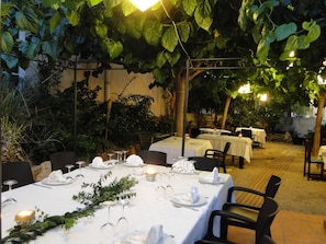 Déjeuner, dîner et souper servis sur place