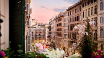 Svit Deluxe - utsikt mot staden | SÀngtillbehör av högsta kvalitet, duntÀcken och memory foam-madrasser