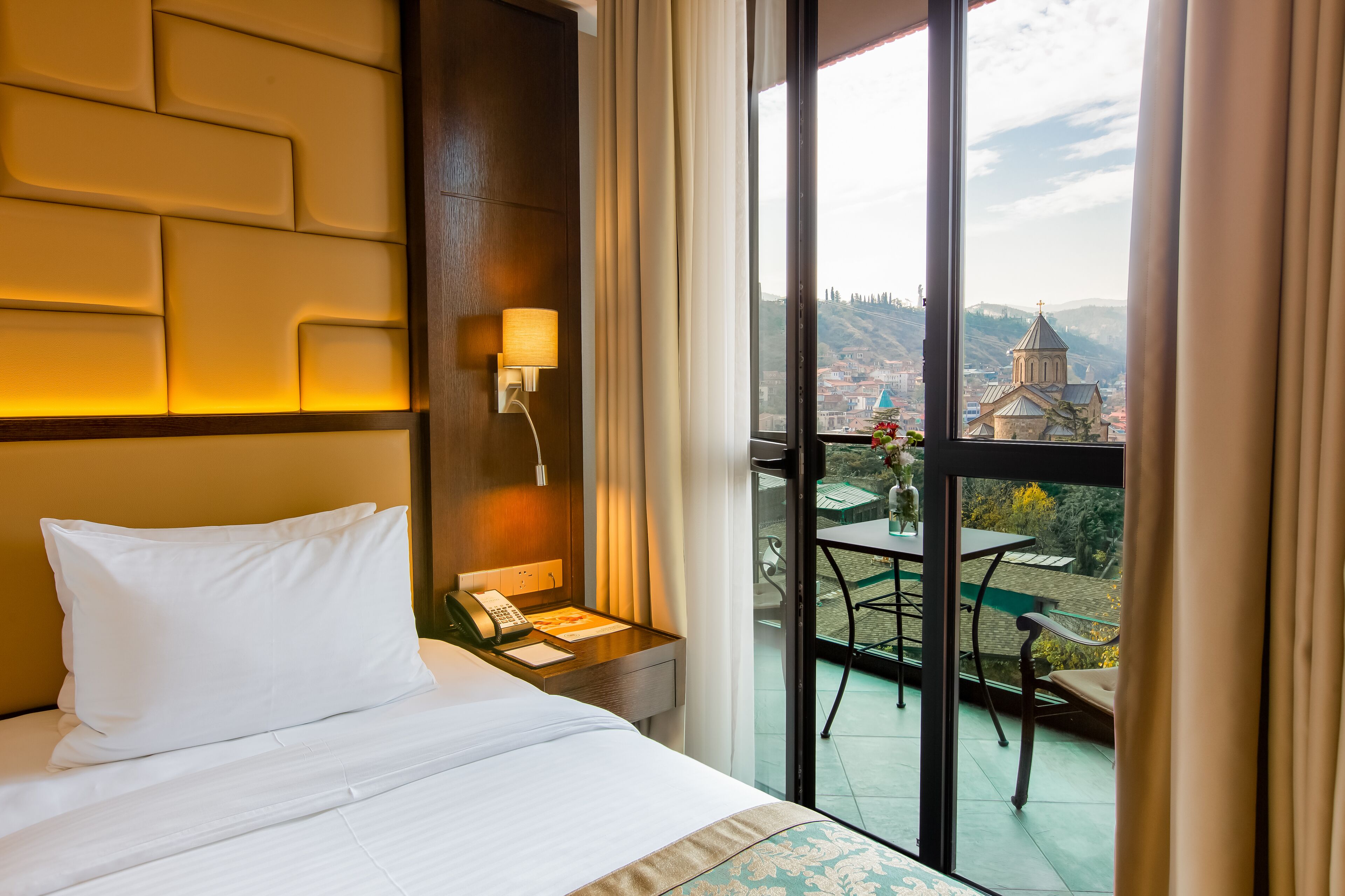 panoramic twin room, 2 single beds, city view (building b) | 1 bedroom, minibar, in-room safe, desk