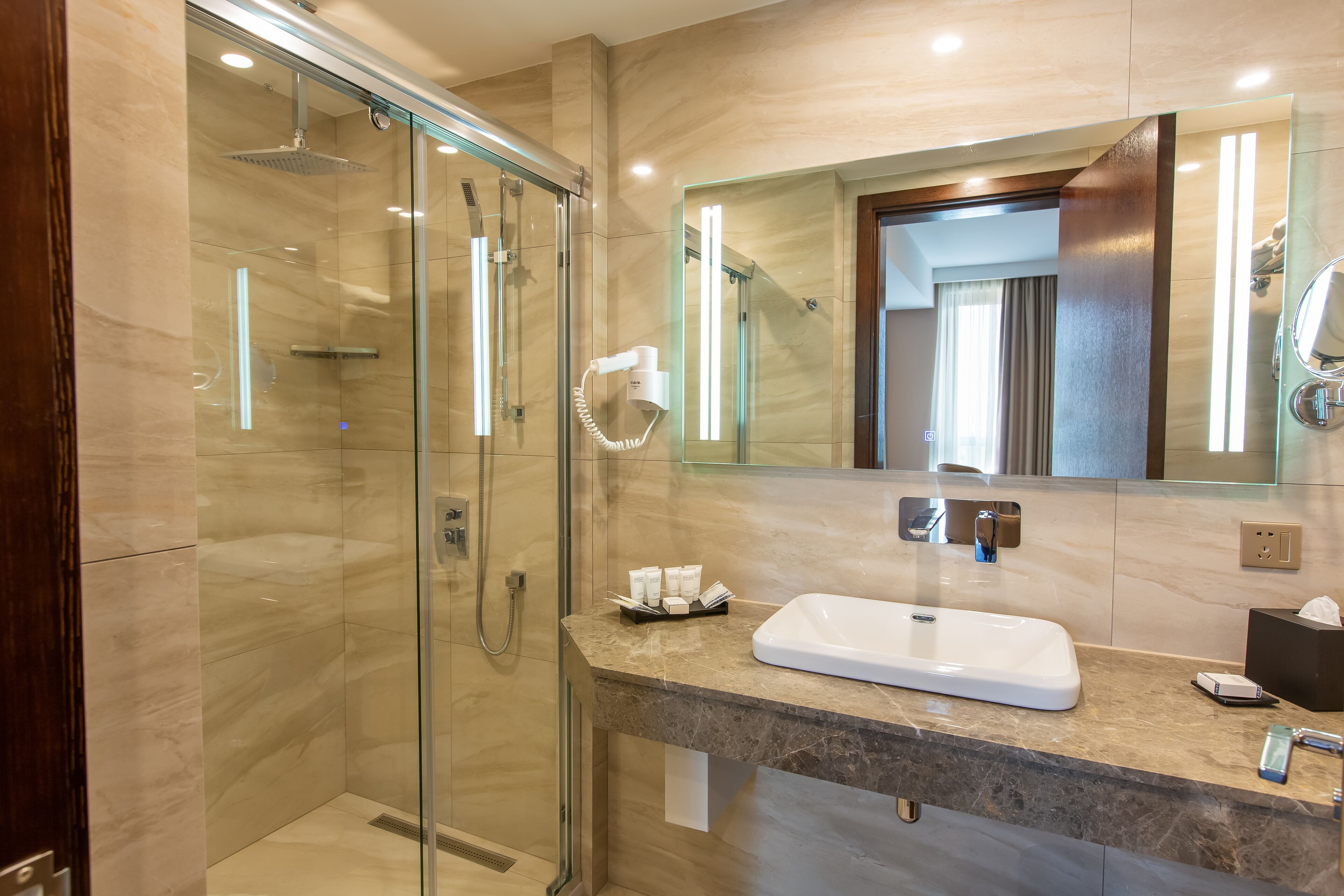 panoramic twin room, 2 single beds, city view (building b) | bathroom | free toiletries, hair dryer, slippers, towels