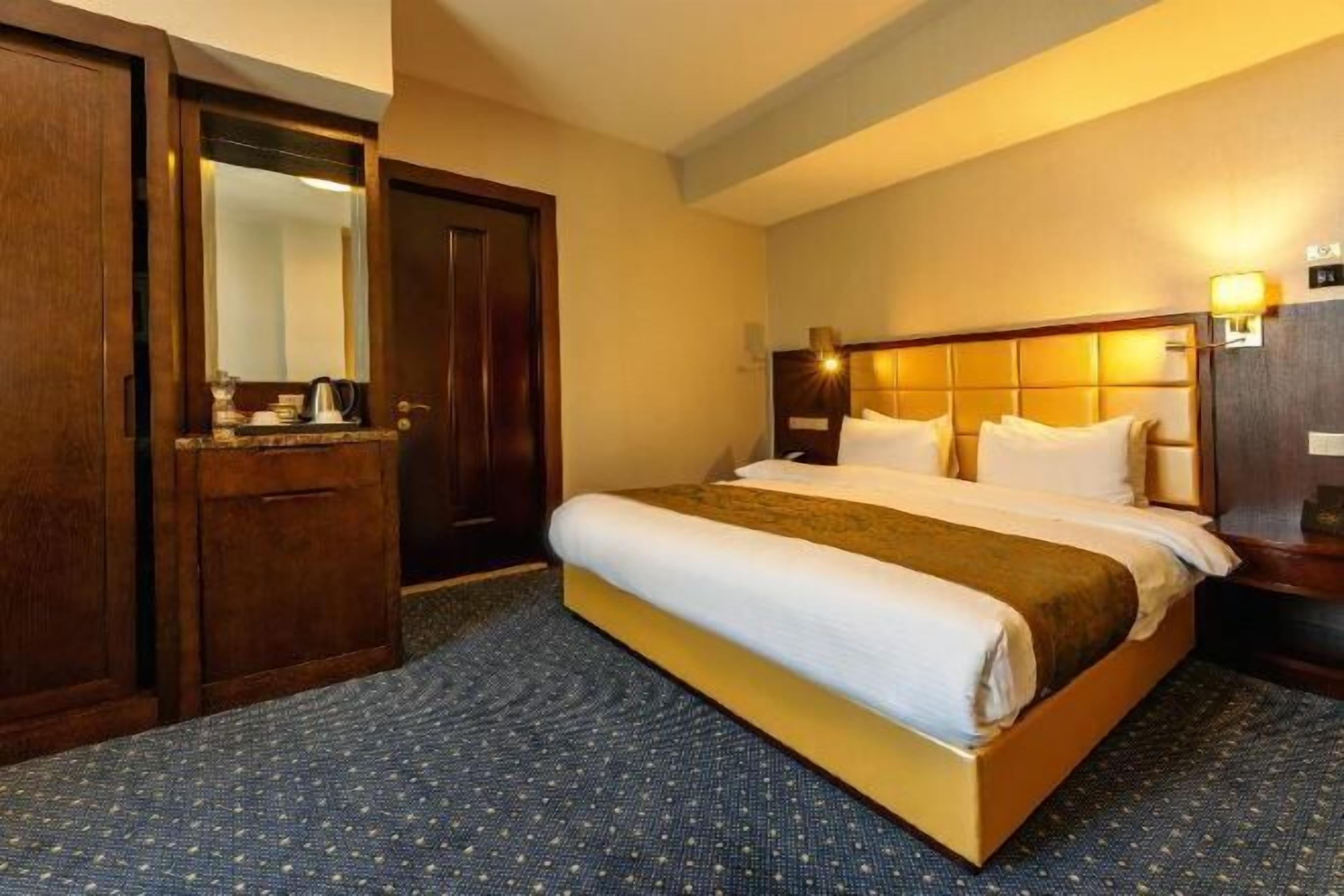 Minibar, safe på rommet, skrivebord og skrivebord for bærbar PC