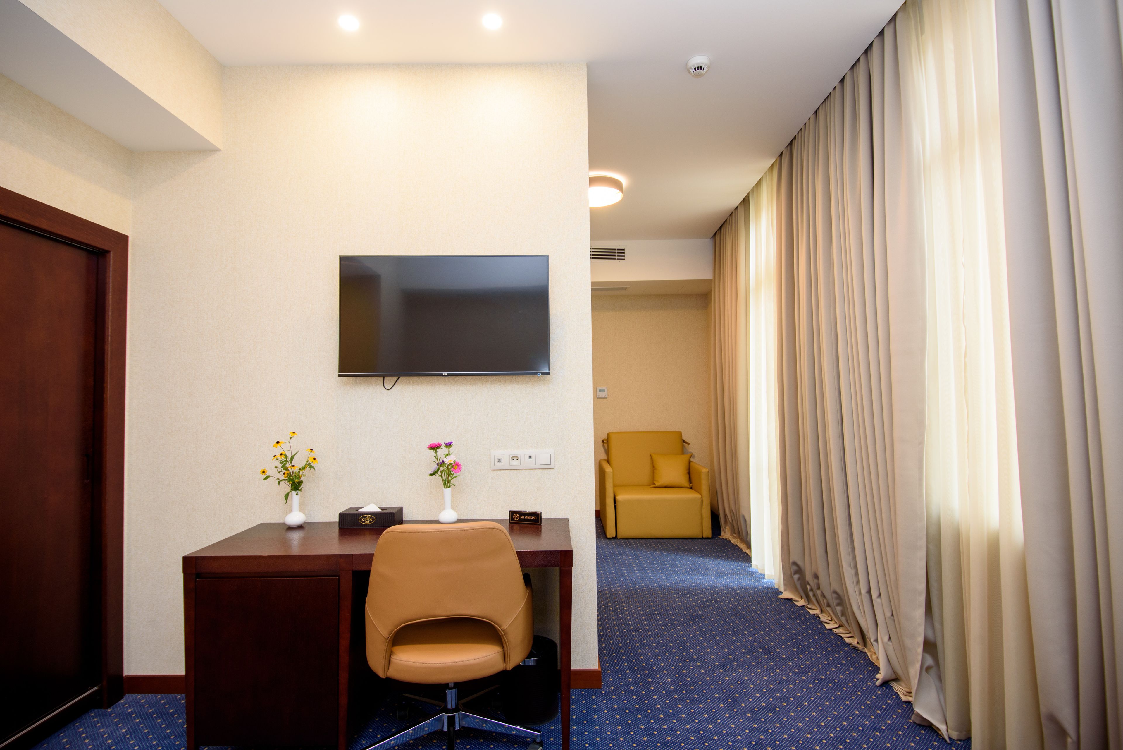 panoramic twin room, 2 single beds, city view (building b) | 1 bedroom, minibar, in-room safe, desk