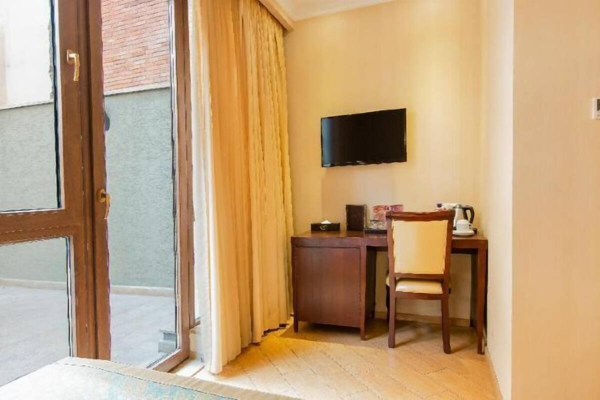 Minibar, coffres-forts dans les chambres, bureau