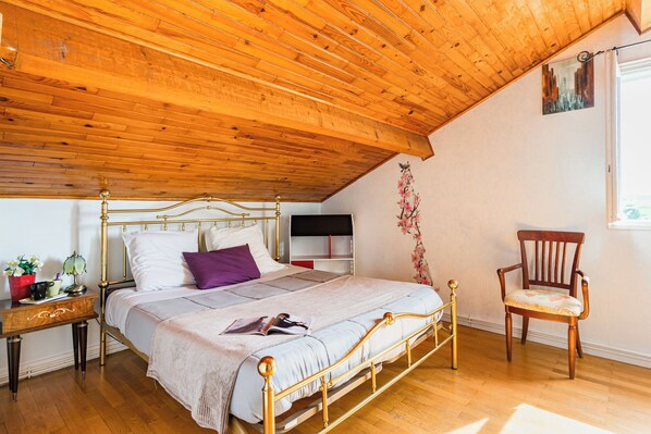 Familiesuite, hageområde (Romance) | Individuelt dekorert, individuelt innredet og skrivebord for bærbar PC