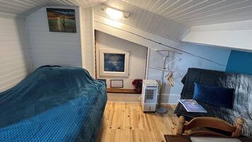 Quarto triplo standard, 1 quarto, para não fumantes, cozinha | Individualmente decorados, individualmente mobiliados