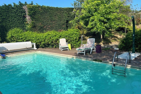 Sesongbasert utendørsbasseng, bassengparasoller og solsenger