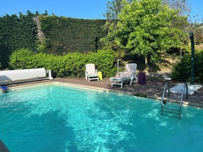 Piscina externa sazonal, funciona das 15h30 às 19h, guarda-sóis