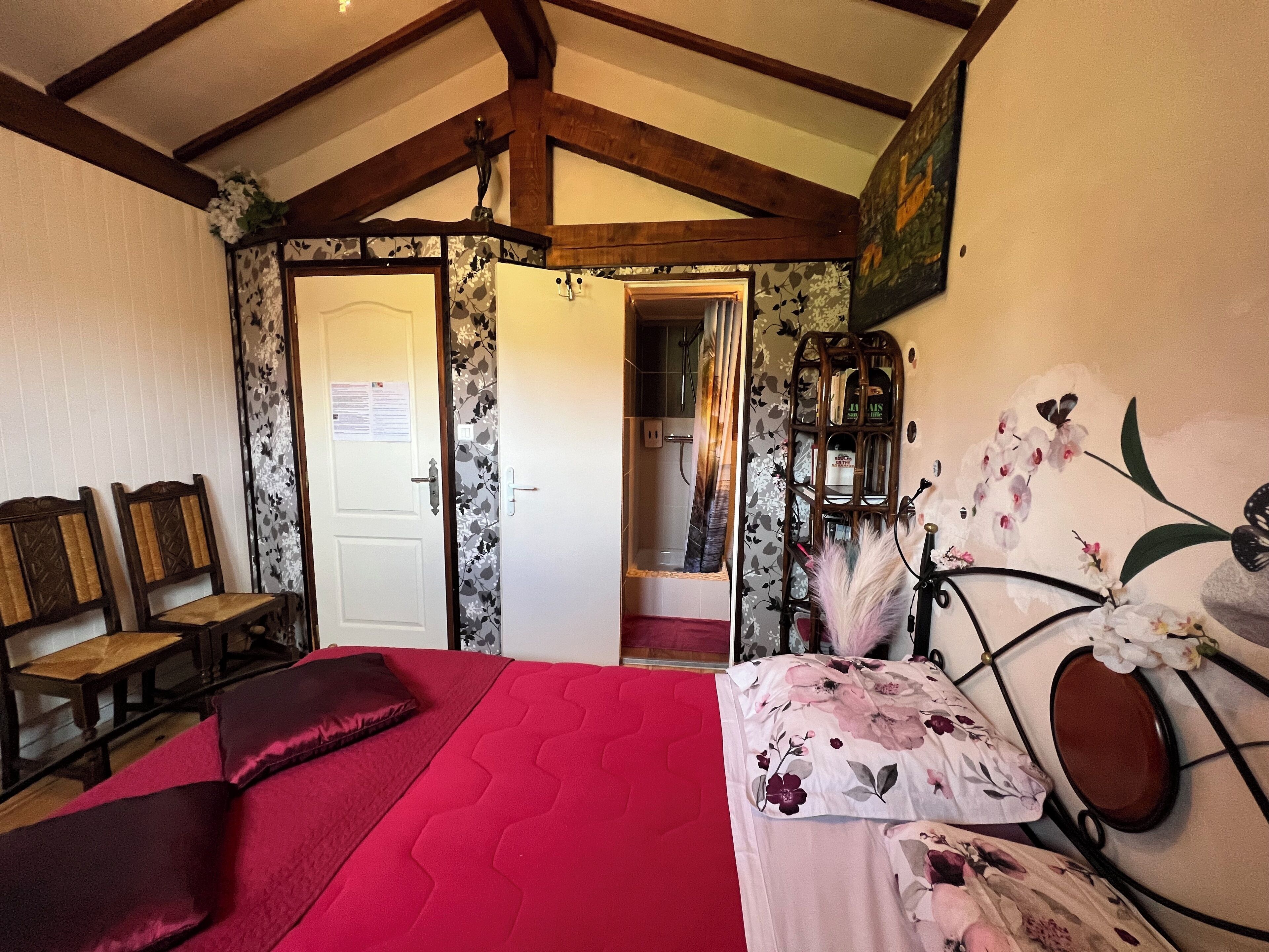 Romantisk rom, hageområde (Romance) | Individuelt dekorert, individuelt innredet og skrivebord for bærbar PC