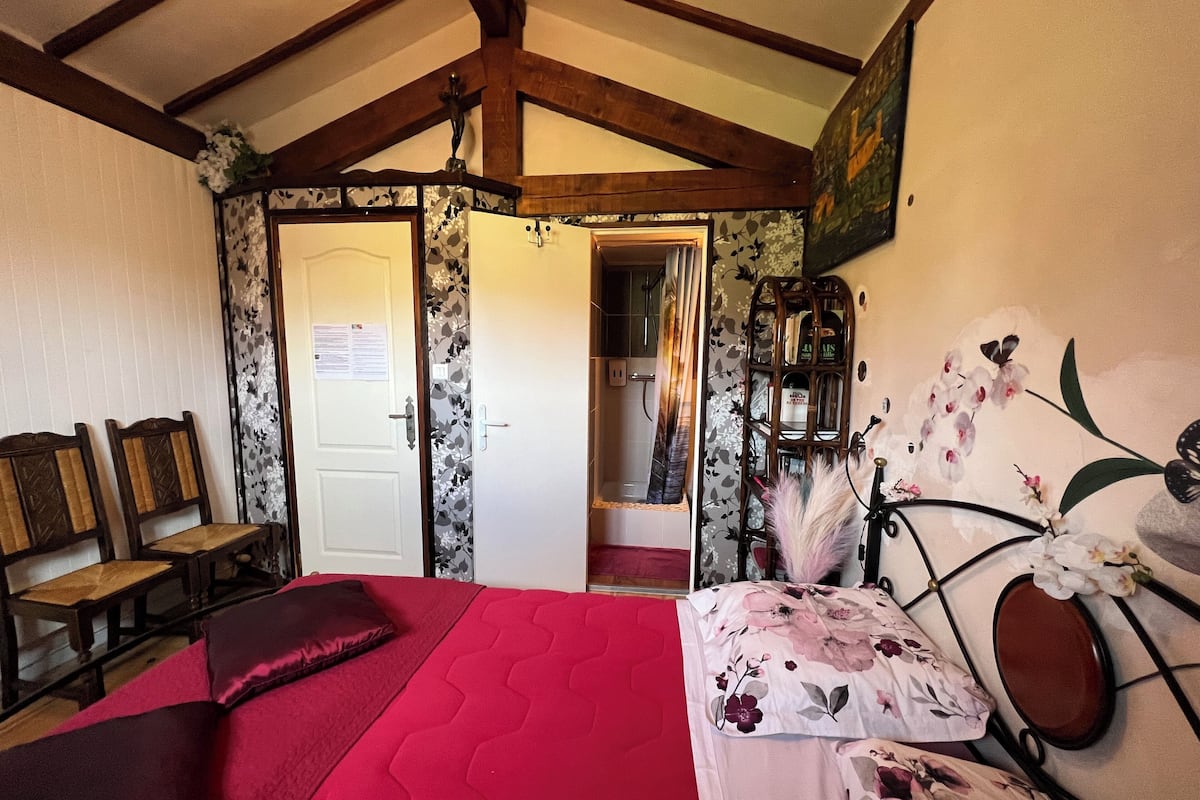 Romantisk rom, hageområde (Romance) | Individuelt dekorert, individuelt innredet og skrivebord for bærbar PC