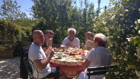 Esmorzar diari de cuina local gratuït