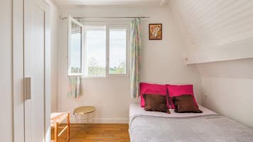 Pearl Family Room | Individually decorated, individually furnished, laptop workspace