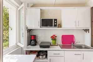Chambre Appartement Goélette | Private kitchen | Coffee/tea maker, electric kettle - L'Escale Du Loup Blanc (Maringes)