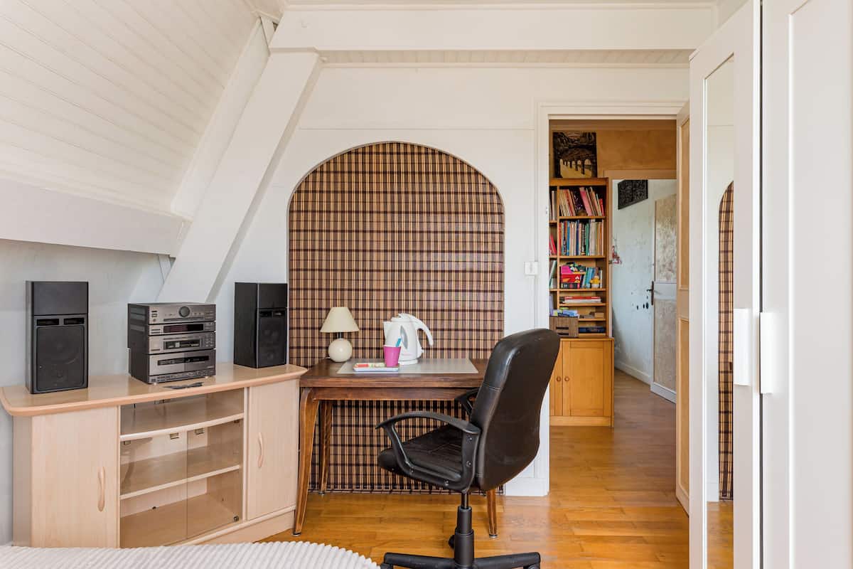 Familiesuite, hageområde (Romance) | Individuelt dekorert, individuelt innredet og skrivebord for bærbar PC