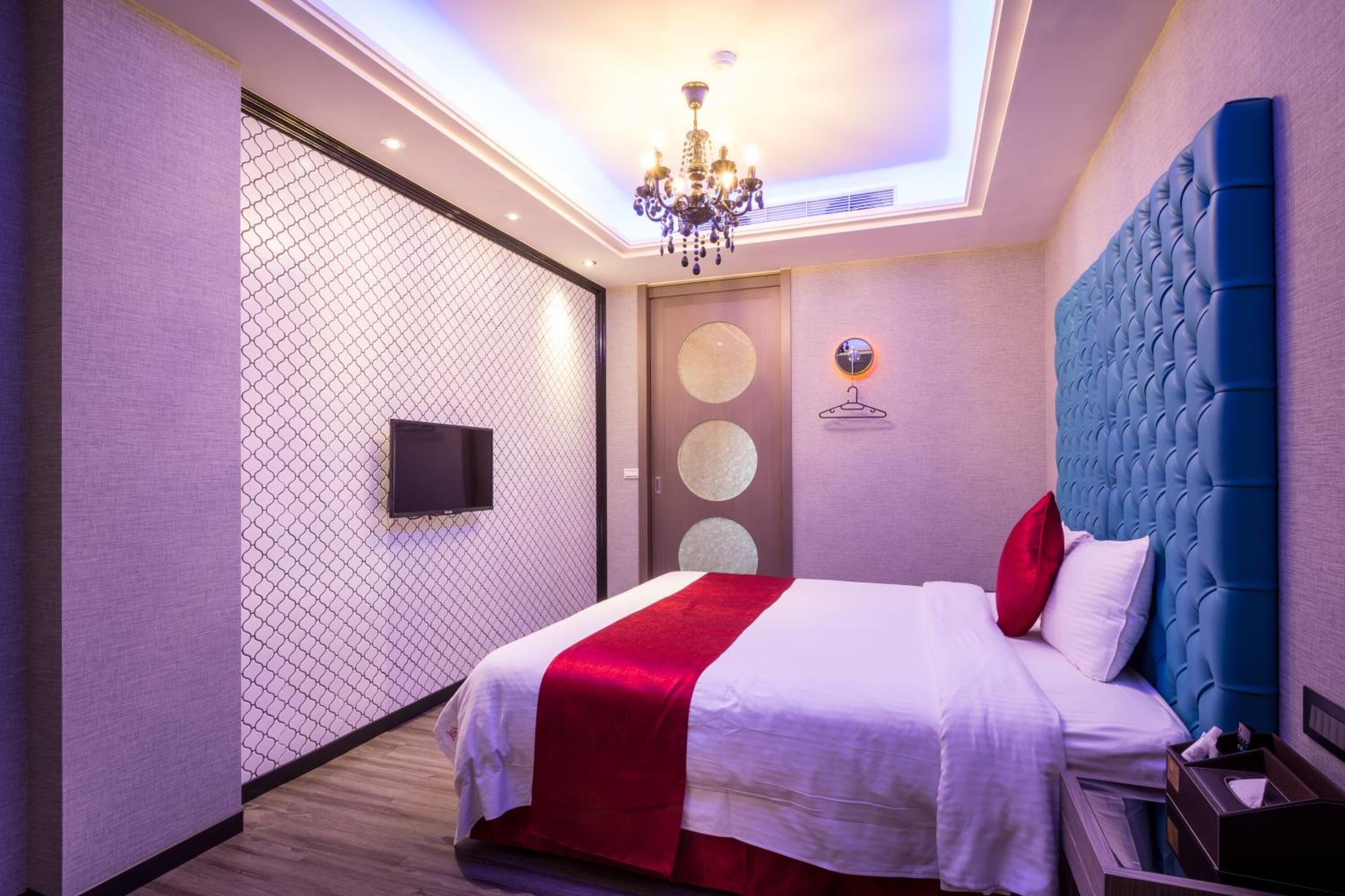 blackout curtains, soundproofing, free wifi, bed sheets