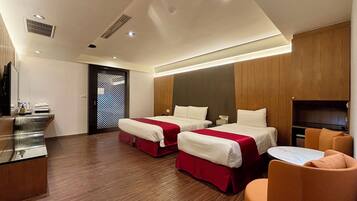 Habitación triple clásica | Cortinas opacas, sistema de insonorización, wifi gratis y ropa de cama