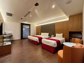 Habitación triple clásica | Cortinas blackout, insonorización, wifi gratis y ropa de cama