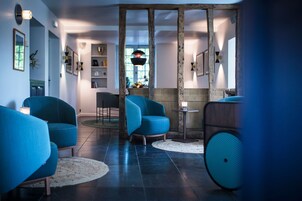 供应早餐、午餐和晚餐，法国菜