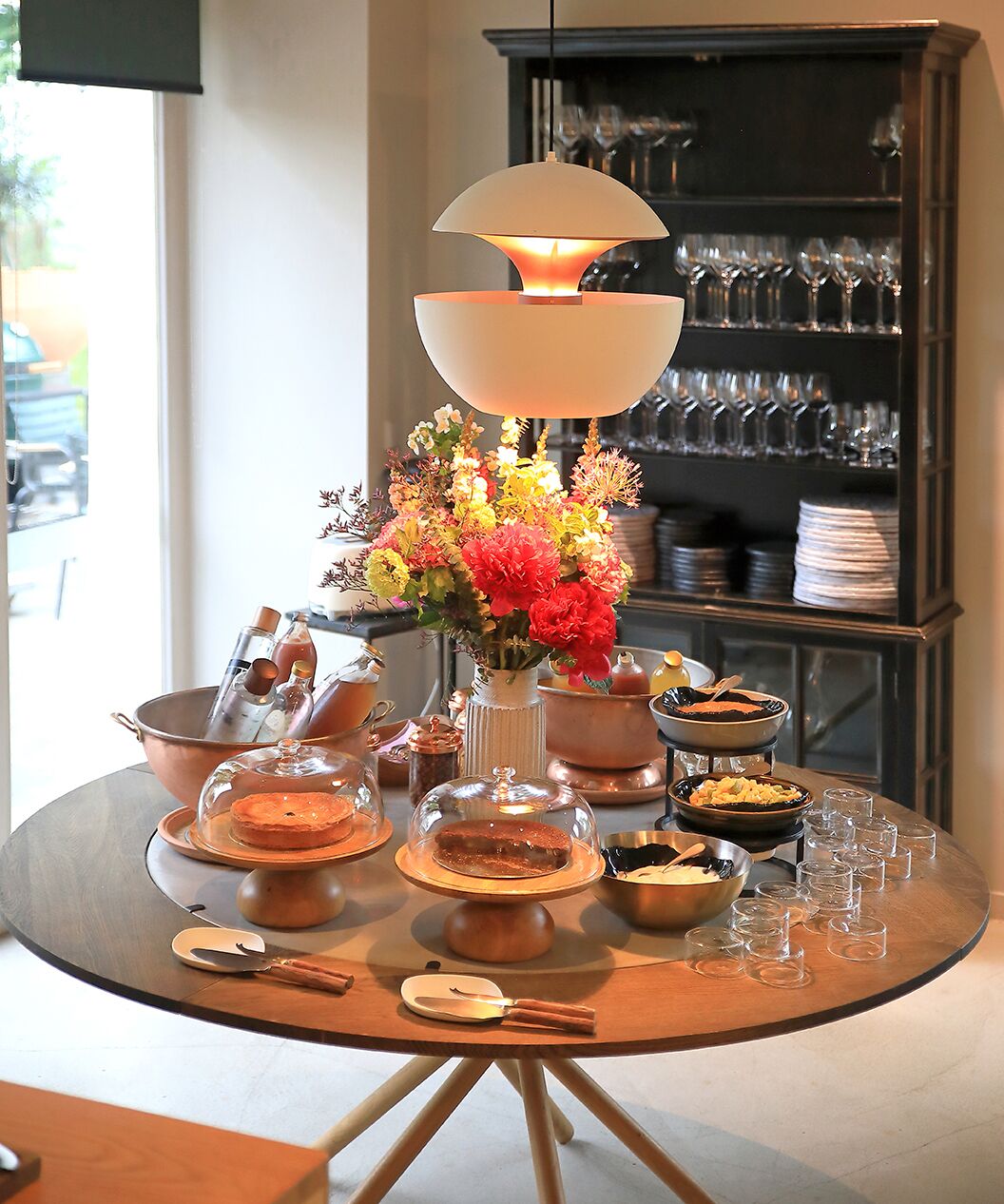 Serveert ontbijt, lunch, diner, Franse gerechten 