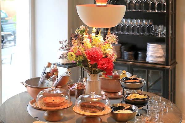 Der serveres morgenmad, frokost, aftensmad og franske retter