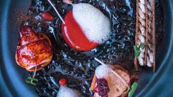 S'hi serveixen esmorzars, dinars, sopars i plats de cuina francesa