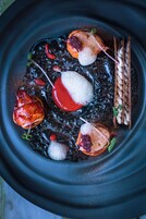 供应早餐、午餐和晚餐，法国菜
