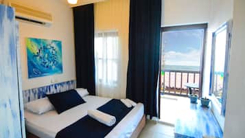 Deluxe Double Room, 1 Queen Bed | Hypo-allergenic bedding, in-room safe, desk, soundproofing