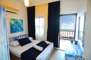 Dobbeltrom – deluxe, 1 queensize-seng | Allergitestet sengetøy, safe på rommet, skrivebord og lydisolert