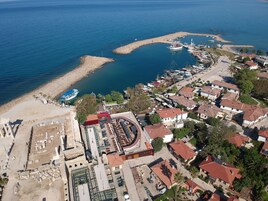 Ropa de cama hipoalergénica y caja de seguridad en la habitación 