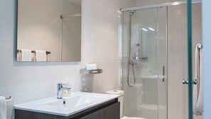 Superior tweepersoonskamer | Badkamer | Gratis toiletartikelen, een haardroger, handdoeken