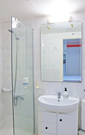 Superior-Studio | Badezimmer | Kostenlose Toilettenartikel, Haartrockner, Handtücher