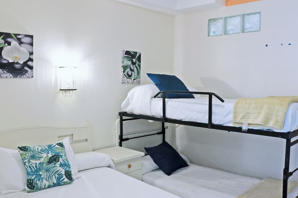 Decoración individual, mobiliario individual, wifi gratis y ropa de cama