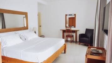 Junior Suite | Desk, WiFi (free), bed sheets