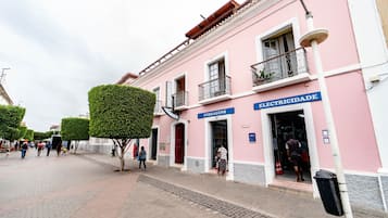 Vista frontal de la propiedad