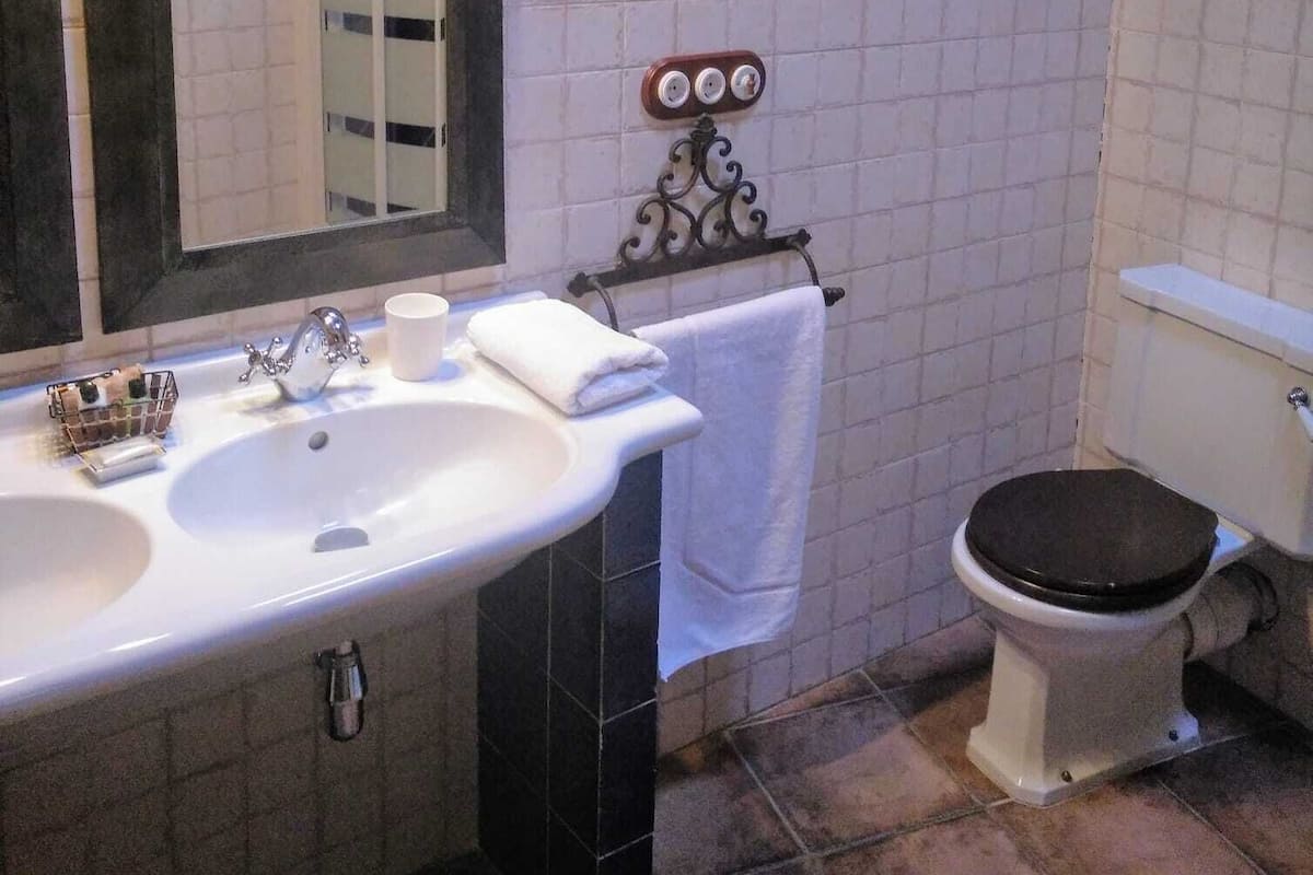 Twin Room (de la Tercera Esclusa) | Bathroom | Free toiletries, hair dryer, towels