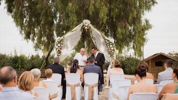 Zona a l'aire lliure per a la celebració de casaments