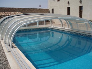 Familien-Ferienhaus, Mehrere Schlafzimmer, eigener Pool, zum Garten hin | Wohnbereich | LCD-Fernseher, DVD-Player, MP3-Dockingstation