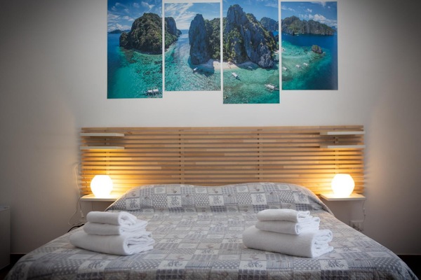 Dobbeltværelse - byudsigt | Skrivebord, ekstra senge (tillægsgebyr), gratis Wi-Fi, sengetøj