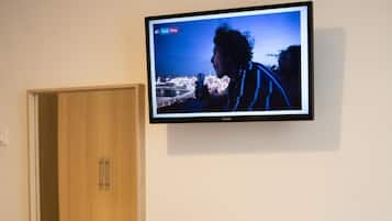 Camera doppia, vista città | Una scrivania, letti aggiuntivi (a pagamento), Wi-Fi gratuito, lenzuola