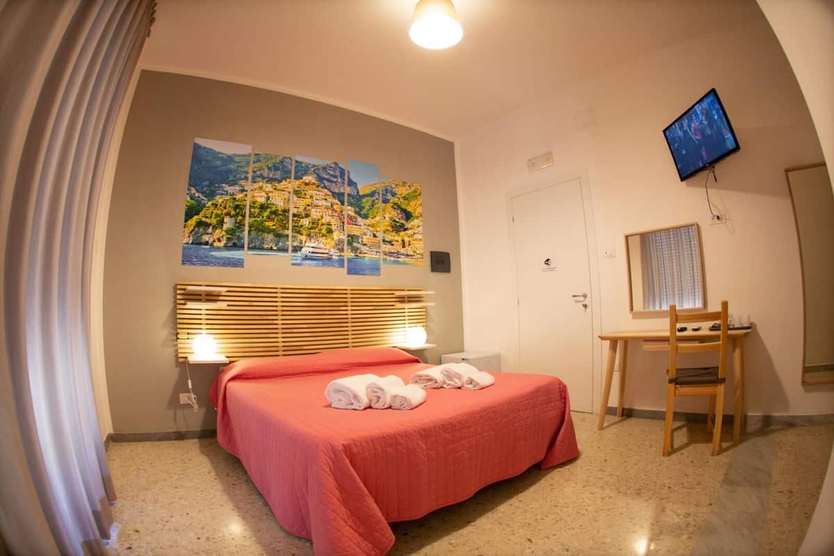 Doppelzimmer, Stadtblick | Schreibtisch, Zustellbetten, kostenloses WLAN, Bettwäsche