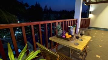 Daily cooked-to-order breakfast (USD 12 per person)