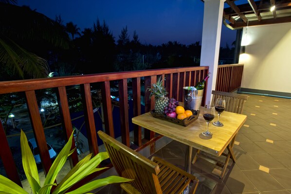 Daily cooked-to-order breakfast (USD 12 per person)