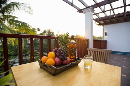 Daily cooked-to-order breakfast (USD 12 per person)