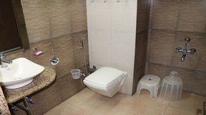 Shower, free toiletries, towels - Palette - Hotel Ocean Inn (Daman)