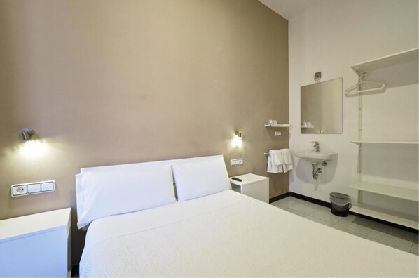 Double Room, 1 Double Bed, Shared Bathroom | Travel cot, free WiFi - Pensión Peiró (Barcelona)