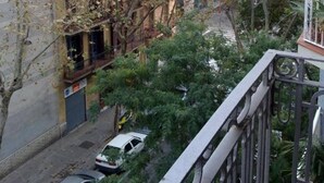 En bygning med flere etager og en balkon med udsigt over en gade.